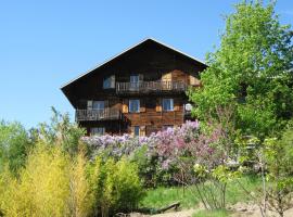 Le Vieux Chalet, bed & breakfast σε Embrun