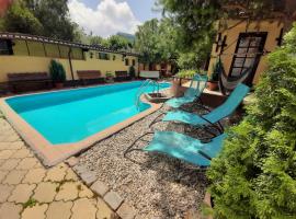 B&B Casa Mica Guesthouse, khách sạn gần Công viên Crangasi Park, Bucureşti