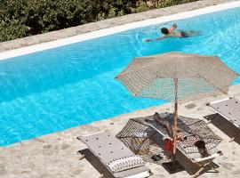 Villa Monadi, hotel met zwembaden in Kanala