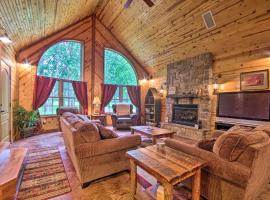 Spacious Family Home with Fire Pit on Norfork Lake!, hotel Mountain Home-ban