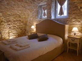 LOCUS AMOENUS, hotel with parking in Lirac