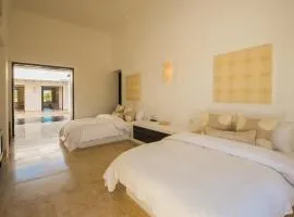 Casa Yvonne Modern Amenities near Exclusive Golf Course Sleeps 16