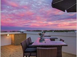 Top-floor beachside apartment with views, hotel sa Casuarina