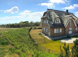 Strandhaus 6 "Düne" in Lobbe mit Meerblick, Kamin, Sauna, hotell i Lobbe