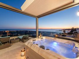Mediteran luxury penthouse with jacuzzi, hotel in Mandre