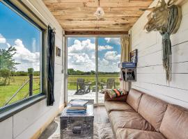 FlopHouze Shipping Container Hotel, vacation rental in Round Top