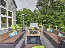 Whidbey Island Oasis with Hot Tub and Cabana!, villa í Freeland
