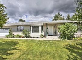 Sunny Home with Patio Less Than 10 Mi to Lake Coeur dAlene, hotel en Post Falls