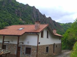 CASA FELISA, parkimisega hotell sihtkohas Pola de Somiedo