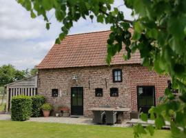 Holiday home in West Flanders with garden and bubble bath, lemmikkystävällinen hotelli kohteessa Pittem
