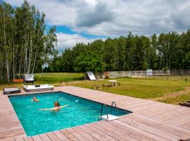 Nowa Wola 58 - 200qm appartment in a small village, with pool, sauna and big garden, hotel amb aparcament a Rusiec