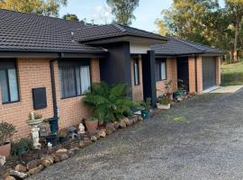 Mijen's Manor, B&B in Healesville