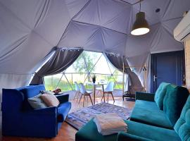 Slowly Glamping Osada Nad Wodą, luxury tent sa Łazy