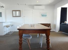 1 - Delightfully fresh, private home close to town, hotel din Wanaka