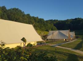 La P'tite ferme de la Vie, kamp s luksuznim šatorima u gradu 'Survie'