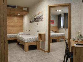 Hotel Bed & Rooms , Corte Rossa -1 Min Walk To Bernina Express, hotel Tiranóban