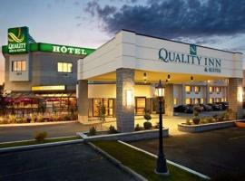 Quality Inn & Suites, hotel em Brossard
