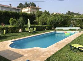 2 bedrooms villa with lake view private pool and enclosed garden at Lousada, hotel em Lousada