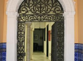 Casa S. XIX en pleno centro de Carmona, hotell i Carmona