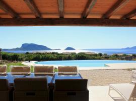 VILLA ALBA NUOVA with infinity pool & amazing sea view, hotel u gradu 'Golfo Aranci'
