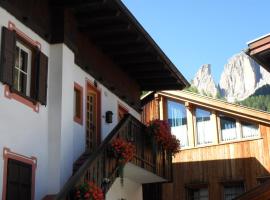 casa claudio-APPARTAMENTI IN CENTRO, hotell nära Ski Lift Col Rodella, Campitello di Fassa