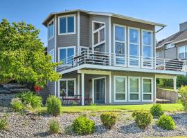 Modern Retreat with Hot Tub - Steps to Lake Chelan!，曼森的有停車位的飯店