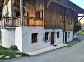 Appartement dans ferme rénovée au cœur du Grand Massif, hotel in Sixt