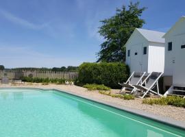 Casa-Cosi, tourist & business suites & flats with reserved parking and private terraces in shared garden with seasonal pool included, private sauna available, hotell sihtkohas Lokeren