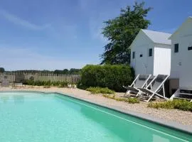 Casa-Cosi, tourist & business suites & flats with reserved parking and private terraces in shared garden with seasonal pool included, private sauna available