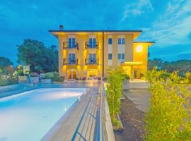 Hotel Nuova Barcaccia, hôtel à Peschiera del Garda