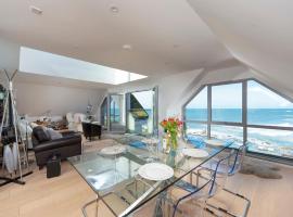 Fistral beach Penthouse, Newquay, hotel in Crantock