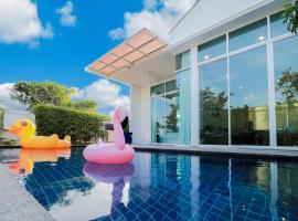 Chaum Haus Pool Villas: Cha Am şehrinde bir havuzlu otel