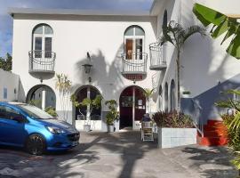 Hôtel Le Nathania, hotel v destinaci Saint-Pierre