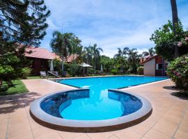 OYO 786 Bangsaray Village Resort, hotel v destinaci Bang Sare