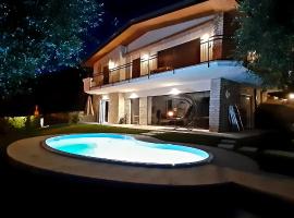 Villa Mimosa-Con piscina e vista lago, hotel v destinácii Brenzone sul Garda