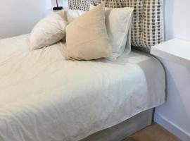 Espectacular apartamento con piscina en Calella de Palafrugell, хотел в Калея де Парафругел