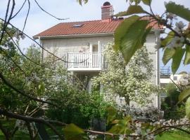 Ljust boende, egen ingång och trädgård i centrum, homestay in Varberg