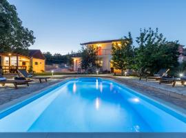 Villa Podrugovi Dvori with pool, готель з парковкою у місті Koprivno