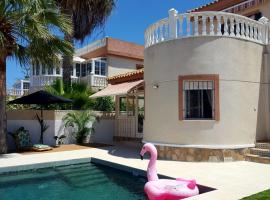 villa en torre de la horadada a 240m de la playa, hotel s bazénem v destinaci La Horadada
