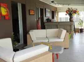 CHAMBRE PRIVEE AVEC SALON, garage voiture, vélos, motos
