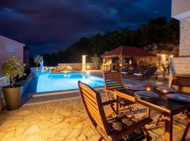 Luxury Villa Allen with HEATED Pool, hotel en Klimno