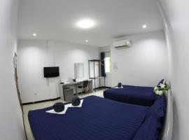 โรงแรมหลานหลวง Laan Luang Hotel, hotel v destinaci Ban Pet