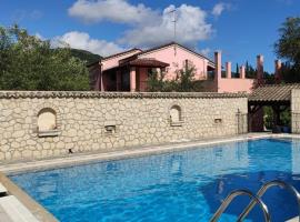 Pool Villa Grigoris, Ferienunterkunft in Aspiotádes