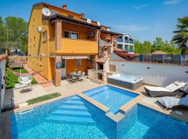 Gorgeous Apartment In Baderna With Jacuzzi, hotel dengan parking di Baderna