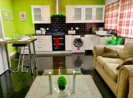 London Luxury 2Bedrooms, Reception, Garden, Apartment, hotel in Ilford