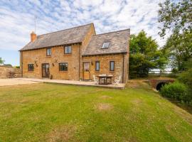 Jay Barn - Ash Farm Cotswolds, holiday home in Stow on the Wold