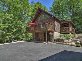 Updated Log Cabin Near Story Land and Dianas Baths!, hotel keluarga di Conway