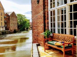 Cocoa Lily - River fronted studio with secure parking, hotel near York Barbican, York