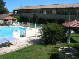 Hôtel de la Madeleine à Tornac, hotell med pool i Tornac
