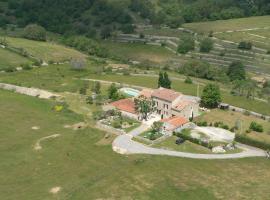 Le Mas de la Chadeniere, hotel v destinaci Villeneuve-de-Berg